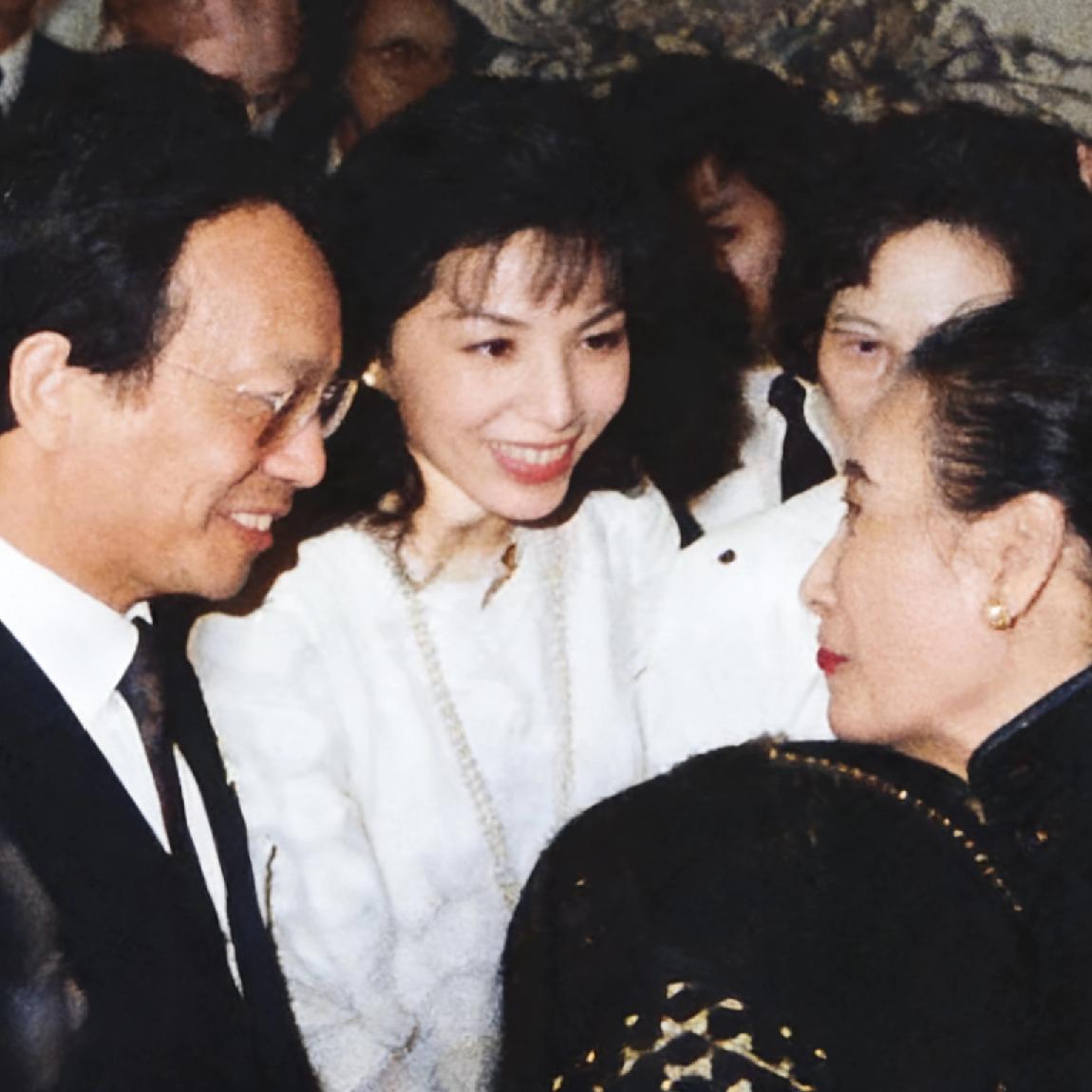 90年代，蒋孝严看望宋美龄，一张罕见的合影，从镜头中我们可以看到，蒋孝严显得谦卑