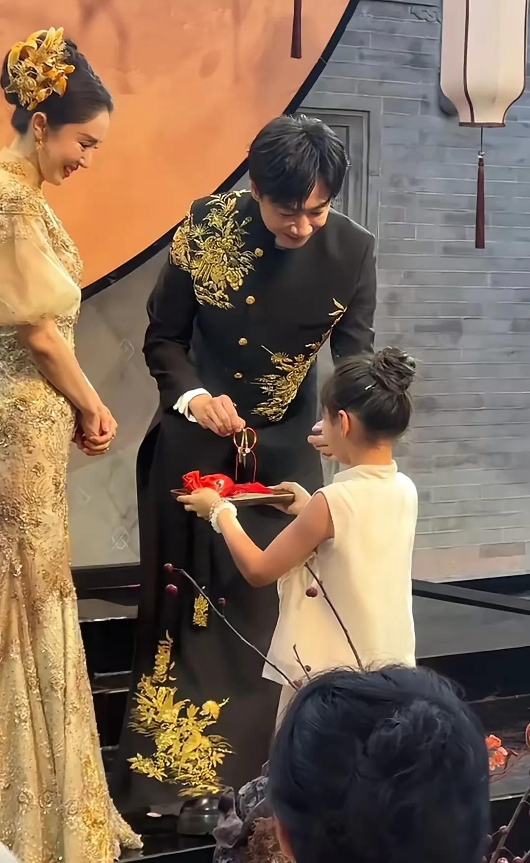 三张图片，就可以体现张维依的人品从这里也看出了小酒窝到底喜不喜欢这个继父？也