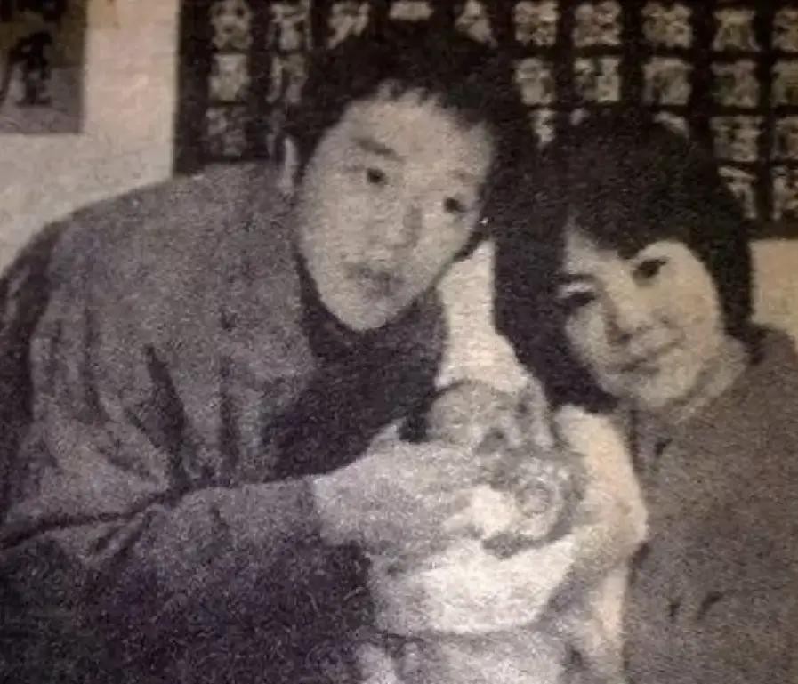 窦唯当年把王菲捧在心尖上，坦言除了音乐就数她最要紧，连写歌都围着她转；王菲更是不管不顾，一头扎进去连