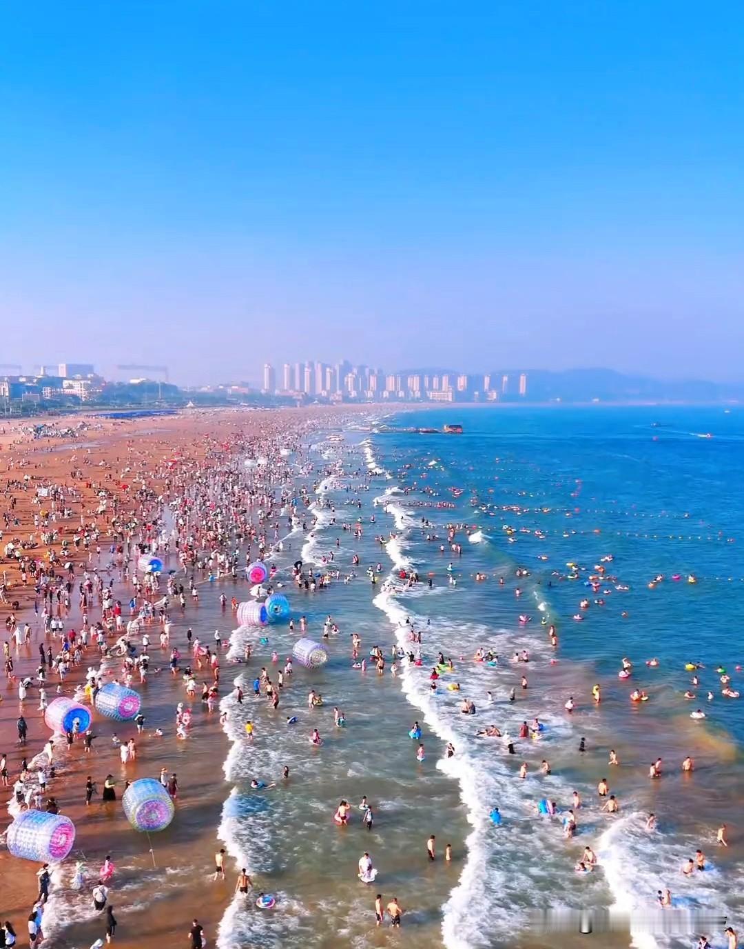 金九银十，正是去青岛看海最好的时候。褪去夏天的闷热和拥挤，海风变得清爽温柔，天空