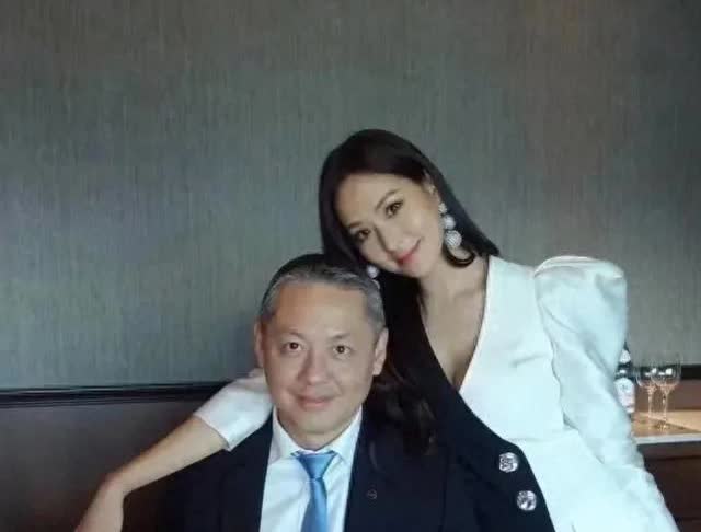 47岁她身材性感脸不老，和54岁老公合照像父女，美貌远超25女儿