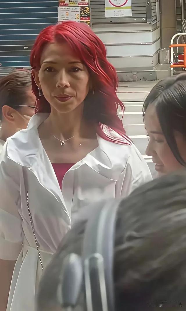 “娘娘”消瘦了，面容憔悴，也添了几分老态。这位昔日的“香港小姐”，随着年岁渐长