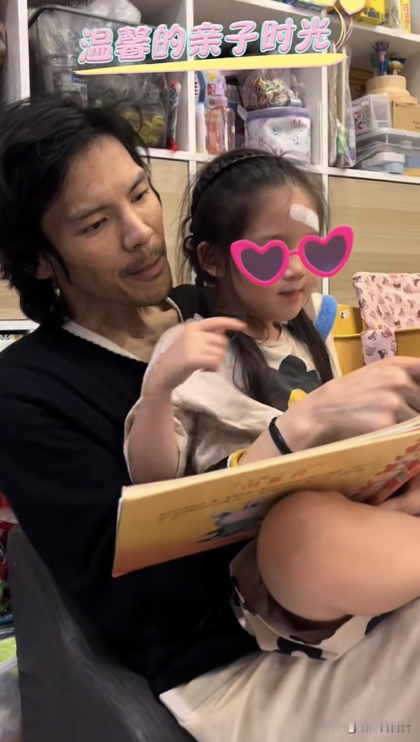向佐给女儿对绘本，开始还一本正经的听，后来就收不住了，看看女儿把向佐给收拾成啥样