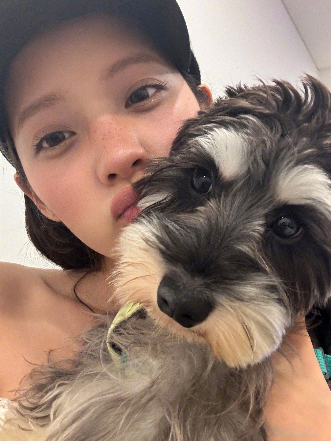欧阳娜娜自拍plog欧阳娜娜更新生活碎片plog！清爽自拍氛围感拉满，浅蓝发箍、