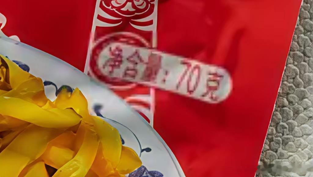 果然当了冤大头。小区门口有家赵一鸣零食店，因为第一次进去的时候买了一瓶哇哈哈矿泉