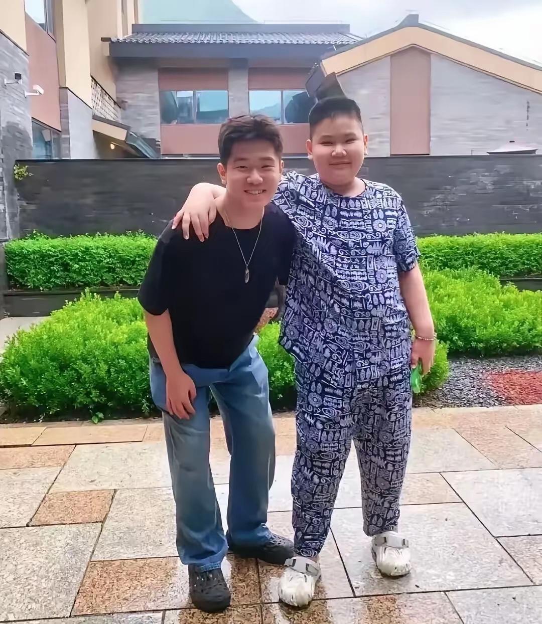 曹云金和王慧才是姐弟关系，曹云金和郭德纲的前妻胡中惠，也就是郭麒麟生母，他们并没