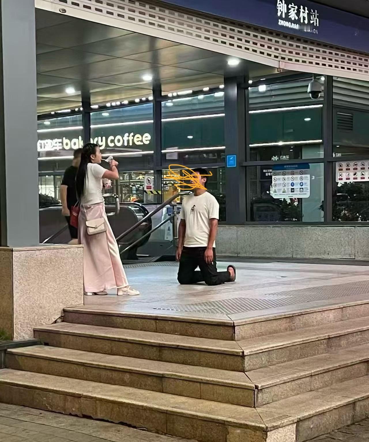 钟家村不相信爱情！近日，一男子在武汉地铁钟家村站入口处，向一女子下跪的照片在网