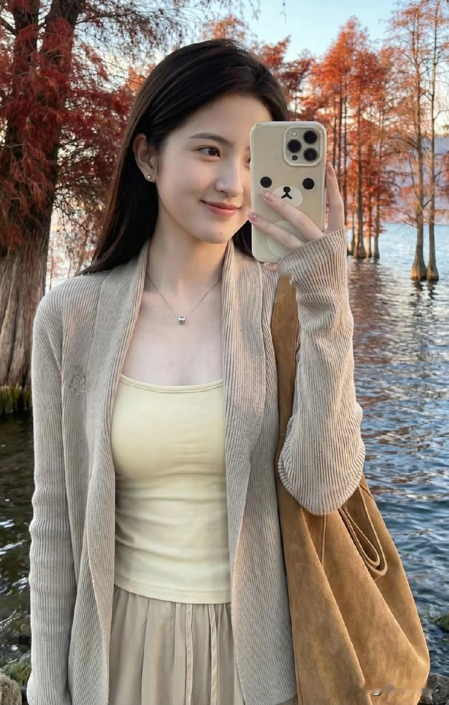 冬日暖阳下的温柔自拍，暖色系穿搭尽显甜美气息。