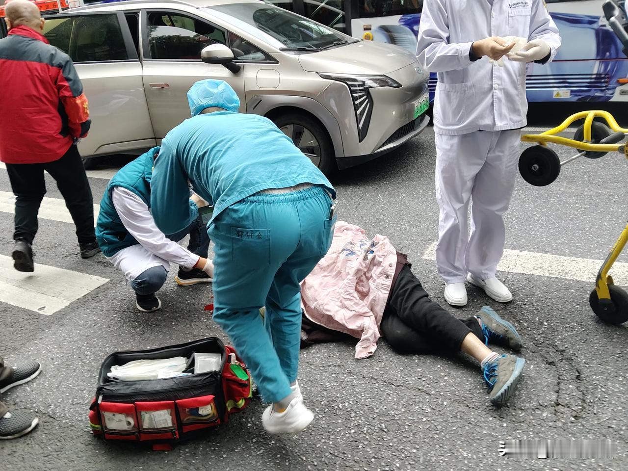 快节奏的生活，老人成了弱势受害者！小心！广州南北交通要冲主干道人行横道事故多发
