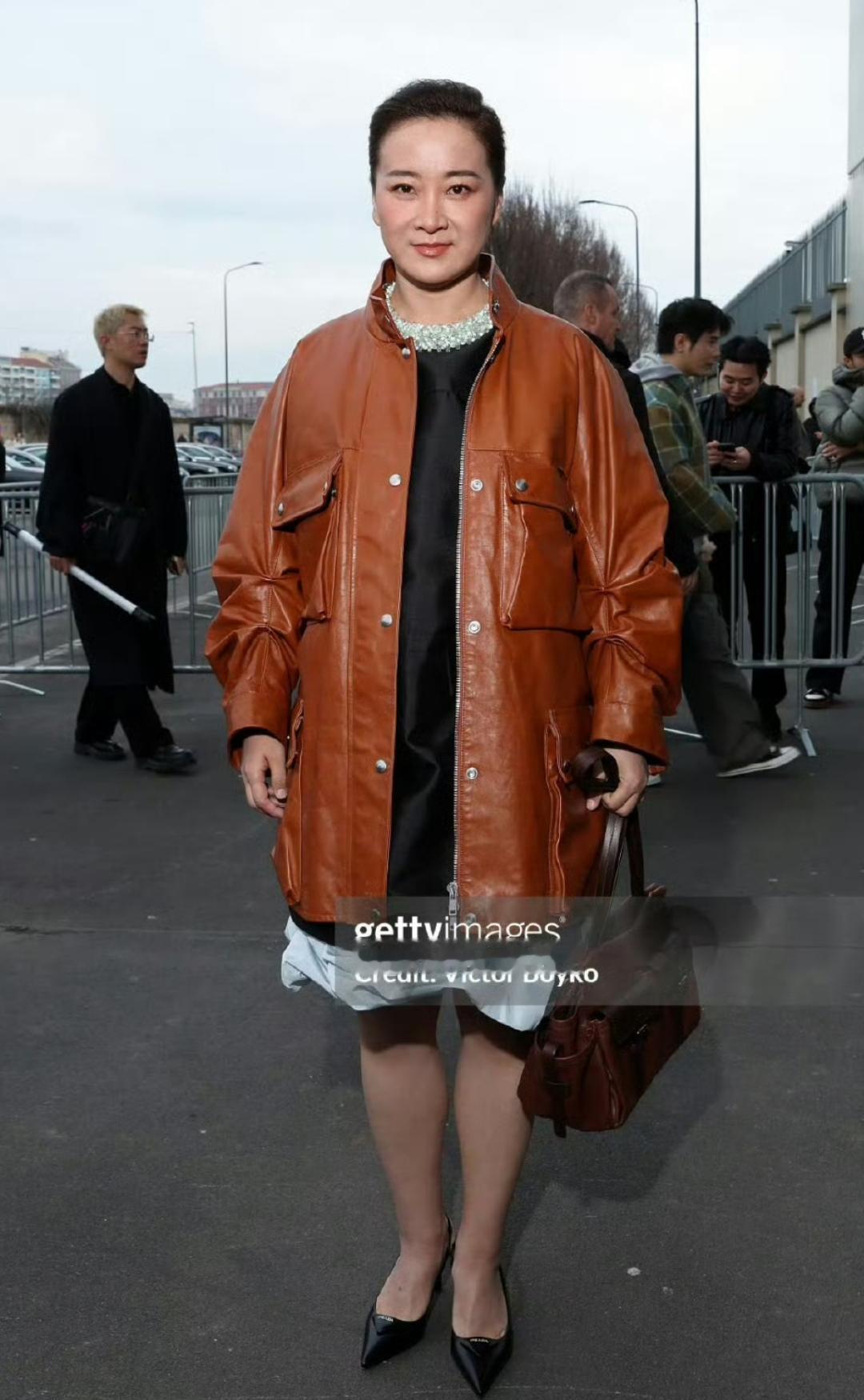 女明星贾玲出席活动生图曝光，许久不见，她真是大变样啊。之前印象中的贾玲是那种胖