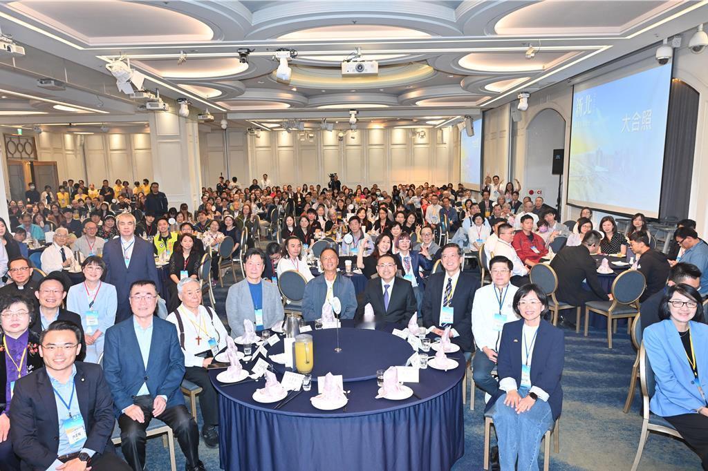 新北城市祈祷餐会“侯李苏”同框侯友宜：未来要把棒子交给做实事的人新北市城市祈