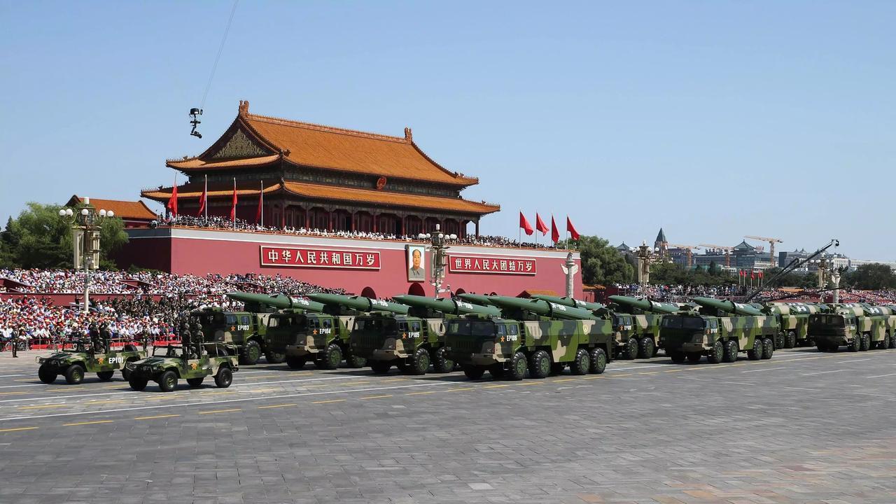 2025年，中美俄罕见同年阅兵，释放了什么信号？或许藏着全球秩序巨变，这根本不是