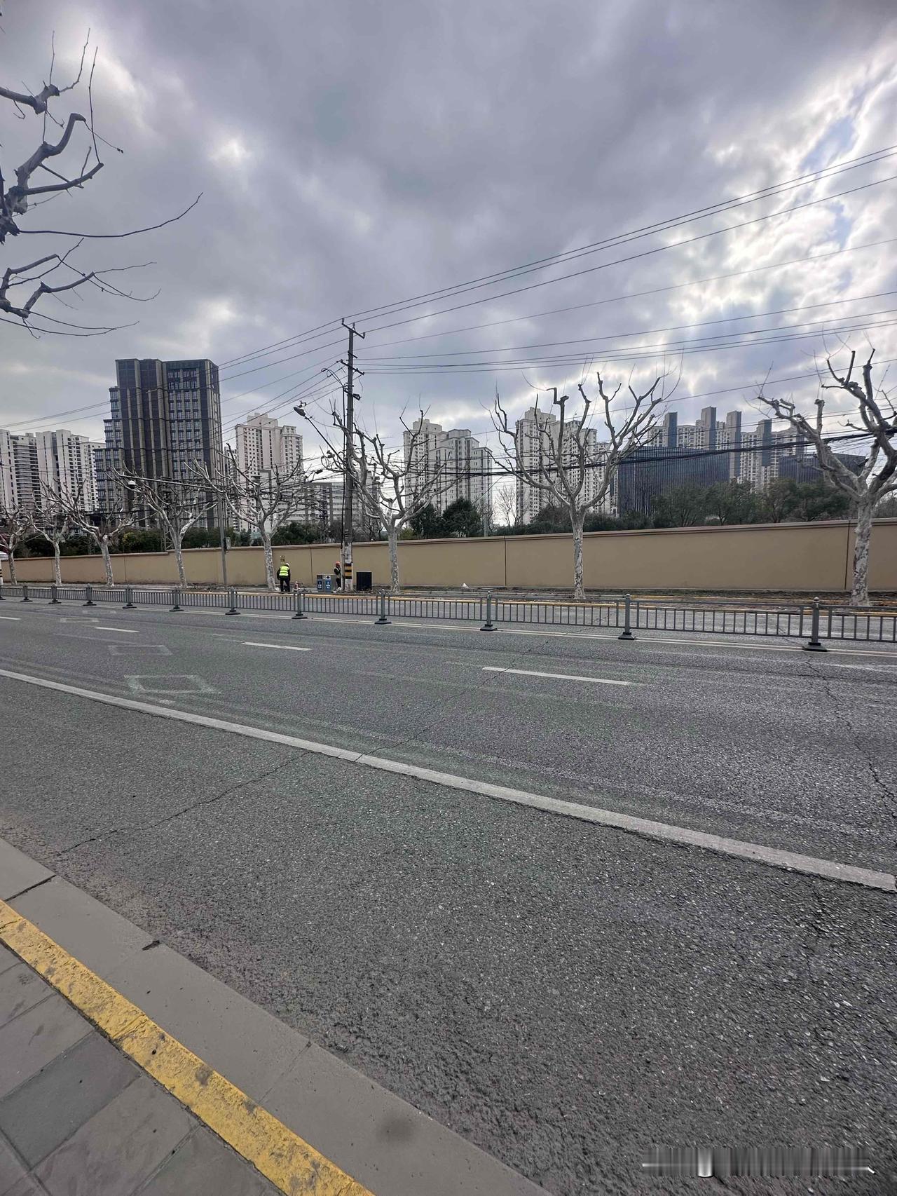 人性就是如此扭曲，你爱她关心她，她觉得你没有个性。你对她冷一点，她觉得你有个性