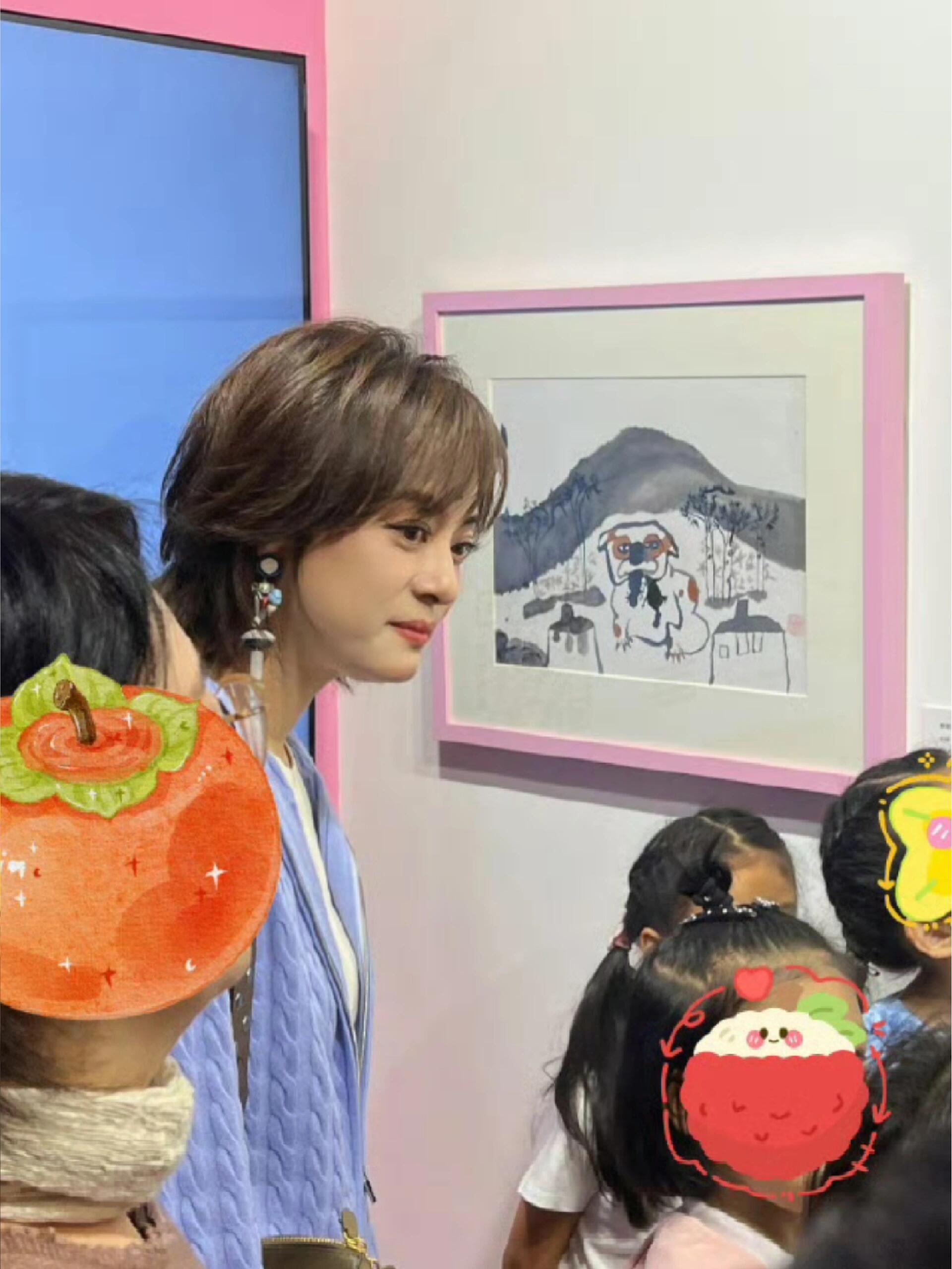 网友偶遇孙俪现身上海公益展，淡蓝毛衣搭配白T，状态特别好，本人比电视好看。娘