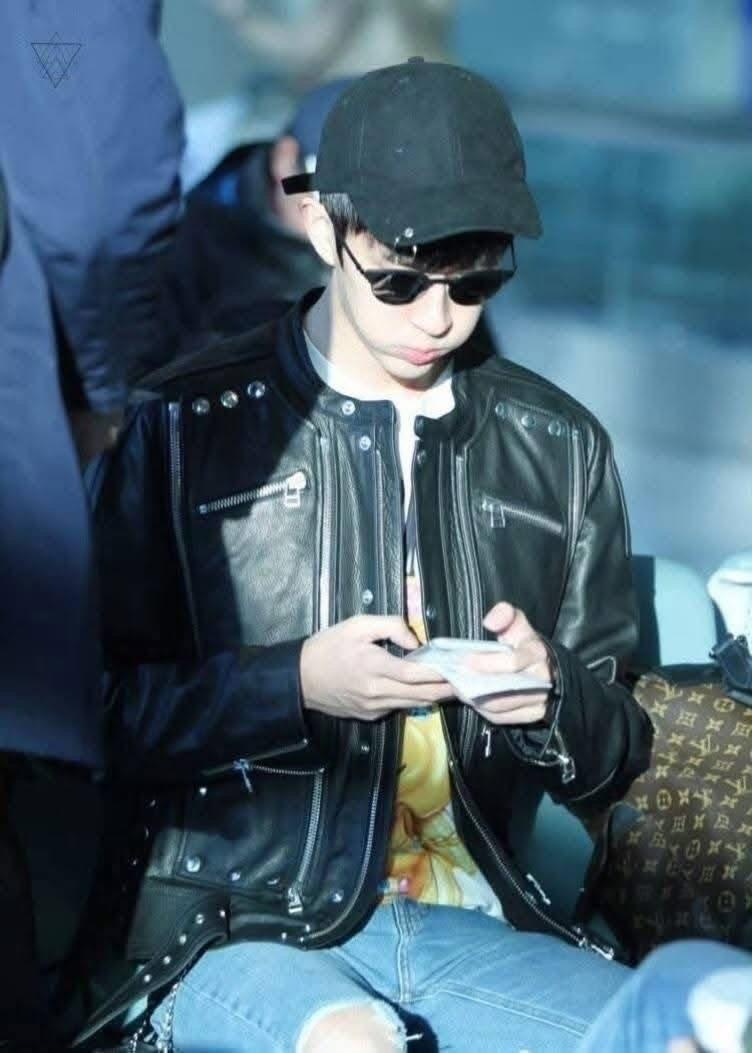 你的离去，宛如钢针般，深深扎进我们心底，既无法拔除，又难以咽下，这疼痛让人窒息。