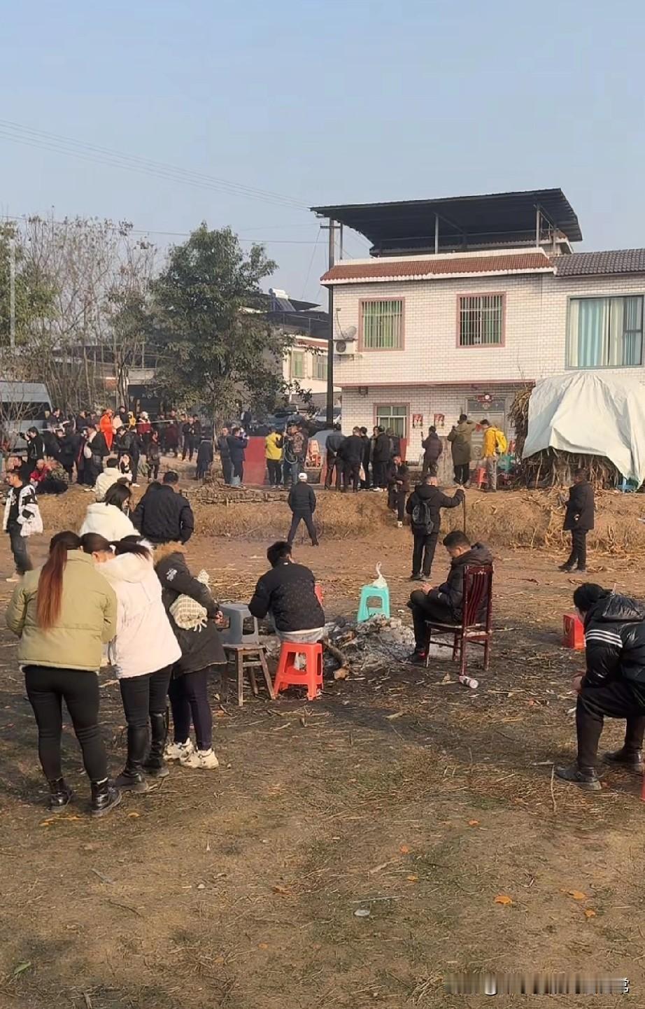 呆呆刨猪饭都结束了，现场还挤着上千人不走，这波操作看懵了合川呆呆的刨猪饭明