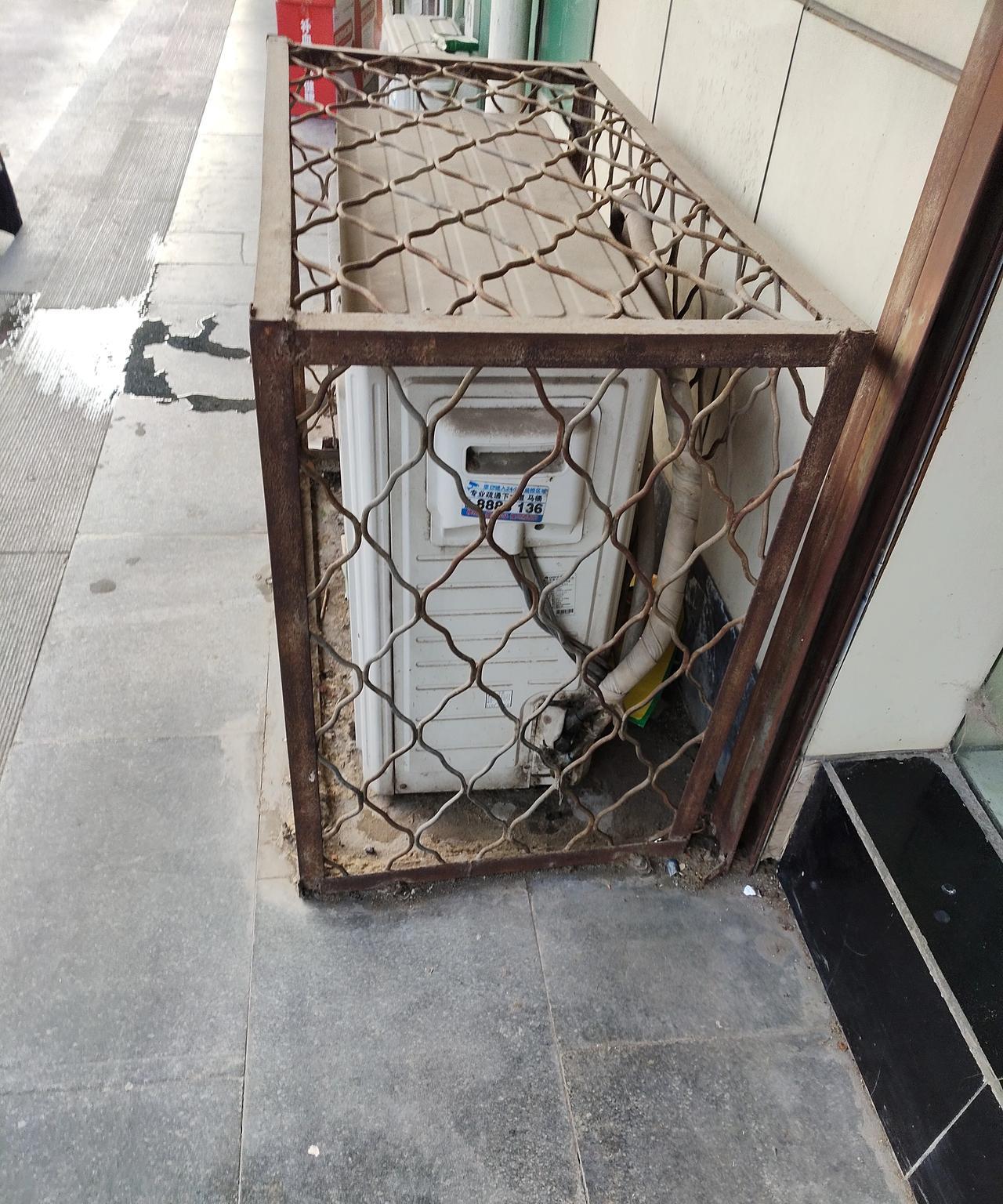 满大街的空调外机，都被这种铁笼子紧紧的困在里面！看上去非常有安全感，这样就不怕