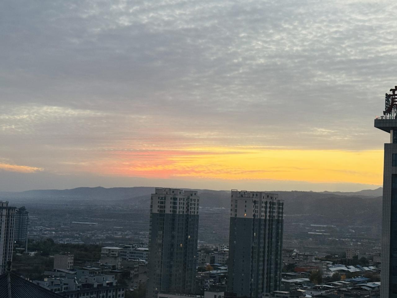 韩城的天快要黑了，美景简直绝了。白天的韩城就足够吸引人，去香山赏漫山似火的红叶