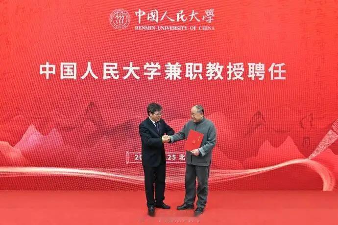 近日，著名作家莫言再次成为公众关注的焦点，但这次他的身份似乎发生了新的变化，引发