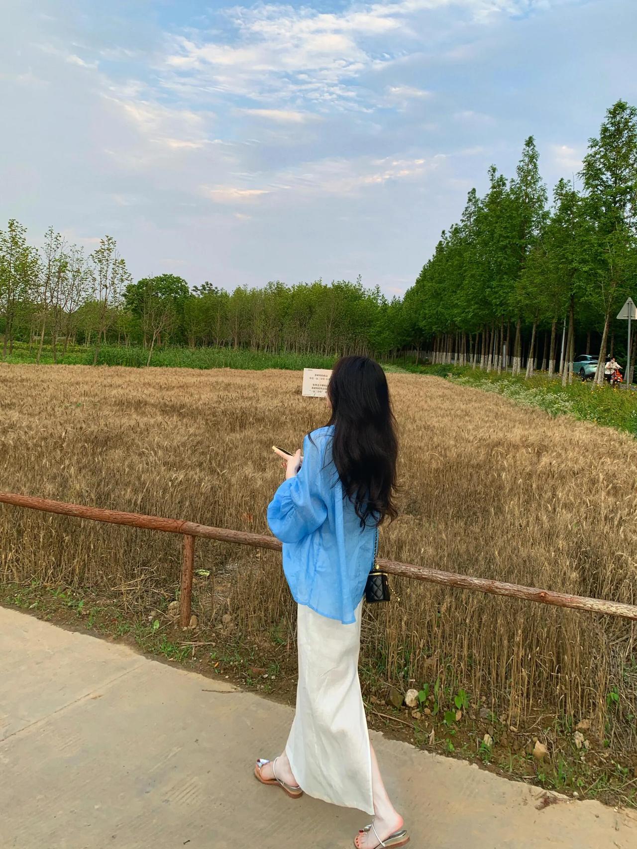 漫步田间感受自然的宁静与美好治愈系田园生活清纯唯美穿搭