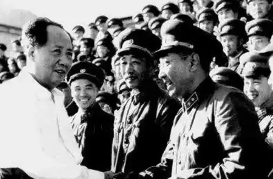 朝鲜战争过去70年了。现在人们提到朝鲜战争都知道林总反对出兵。而当时中央领导几乎