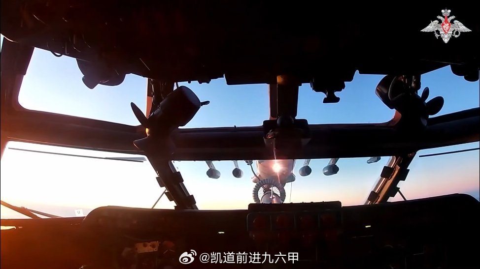 【俄军视角】中俄两军组织第11次联合空中战略巡航图1前来伴飞的美国空军388战