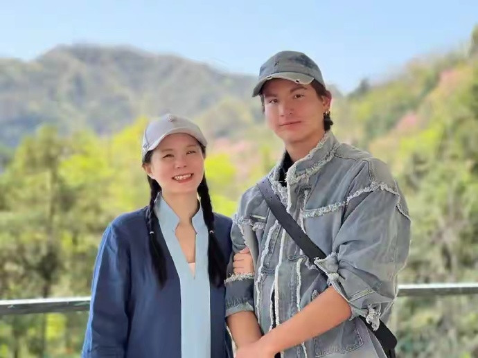 龚琳娜小儿子回云南，大高个在家帮做家务，离婚后家里卫生乱又脏​​​