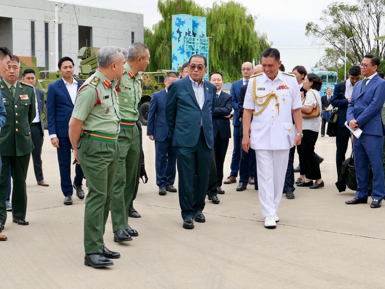 九三阅兵的后劲太大了！马来西亚国防部长携一众马军高层军官在与中国航天科工集团实