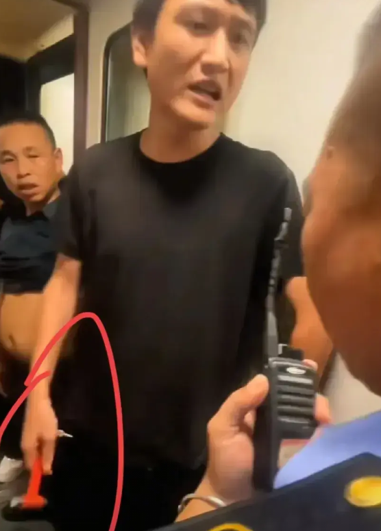 火车砸窗的小伙，为什么胆子这么大？因为他知道，这个时候生命第一，规矩只能放第二，