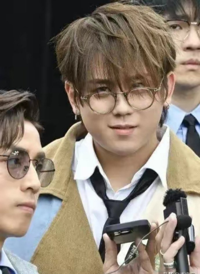 姜涛为什么能成为香港顶流？把他们放在一起比较一下就知道了[大笑]​​​