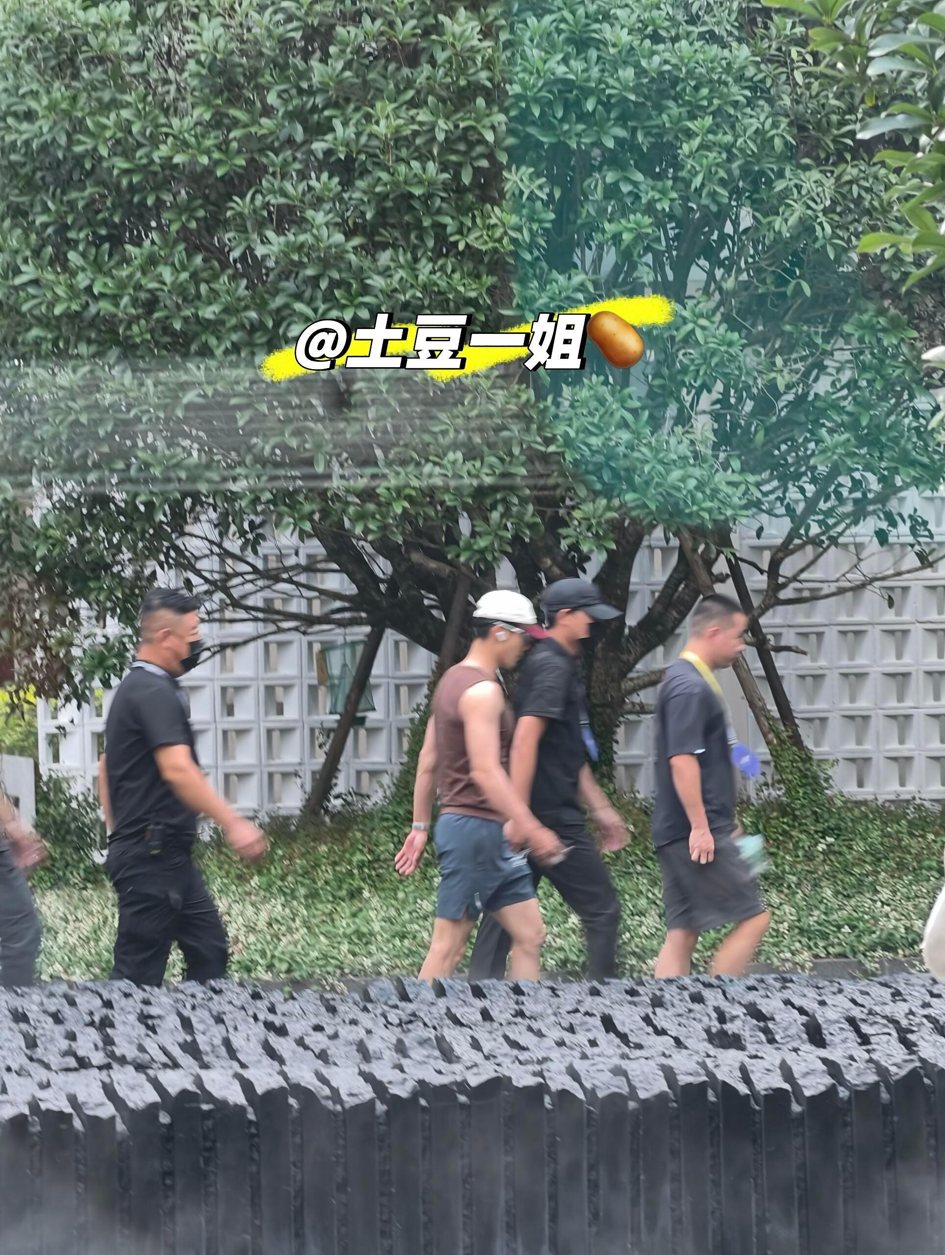于适被偶遇比脸先看到的是哥哥的身材，超自律的哥哥​​​
