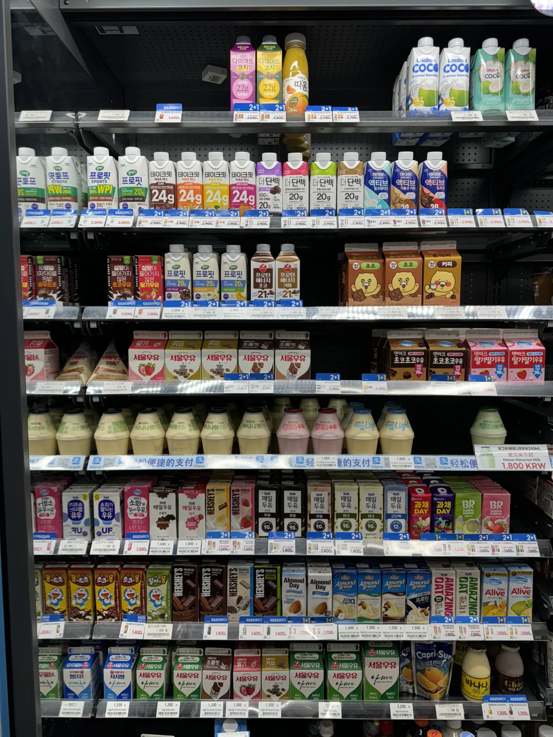 到小韩便利店了！选哪个喝的呀？呜呜🥹