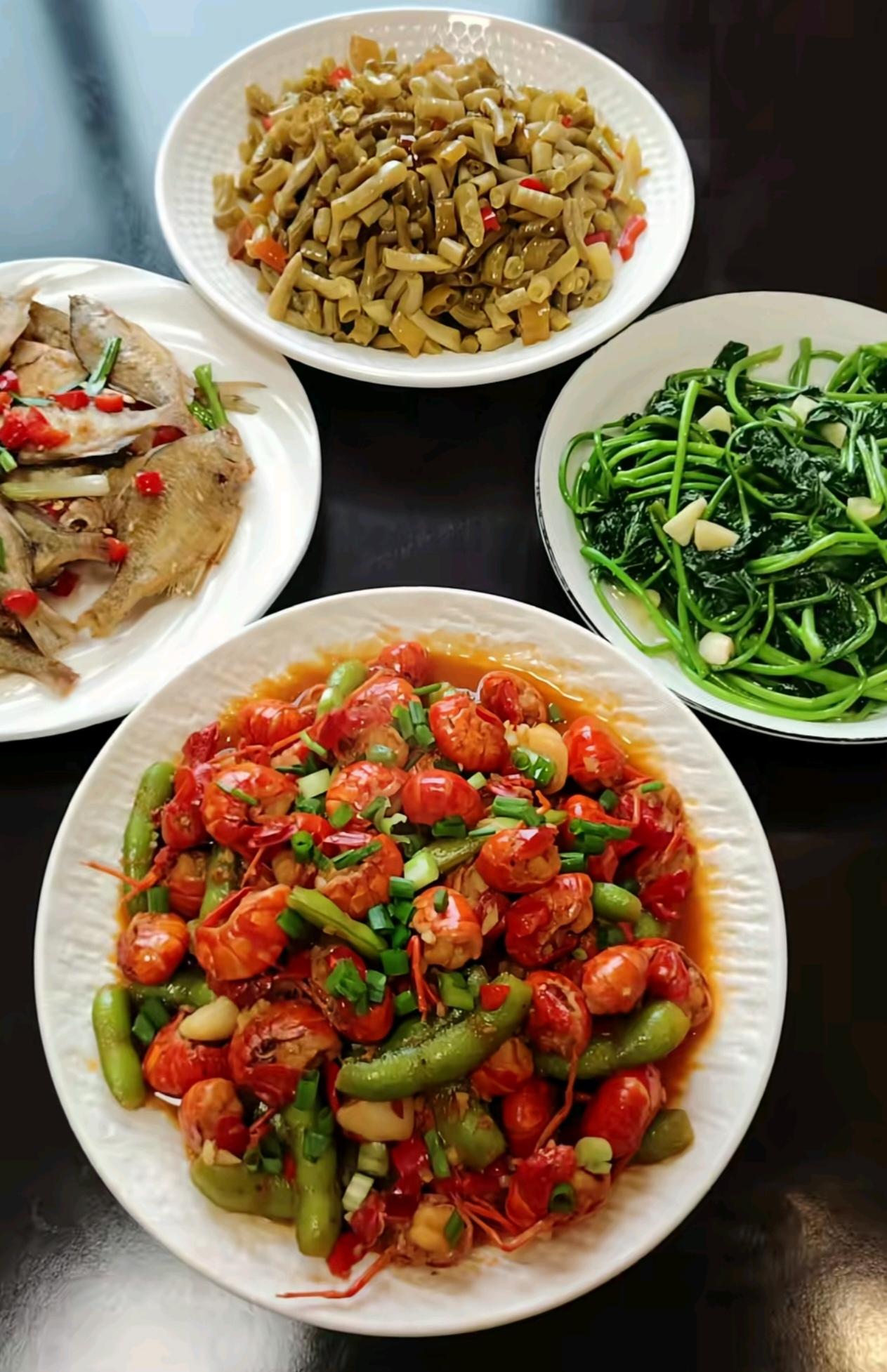 我的二表嫂是湖北人，精明能干，很会做湖北家常菜。不论是日常三餐还是家宴，她做