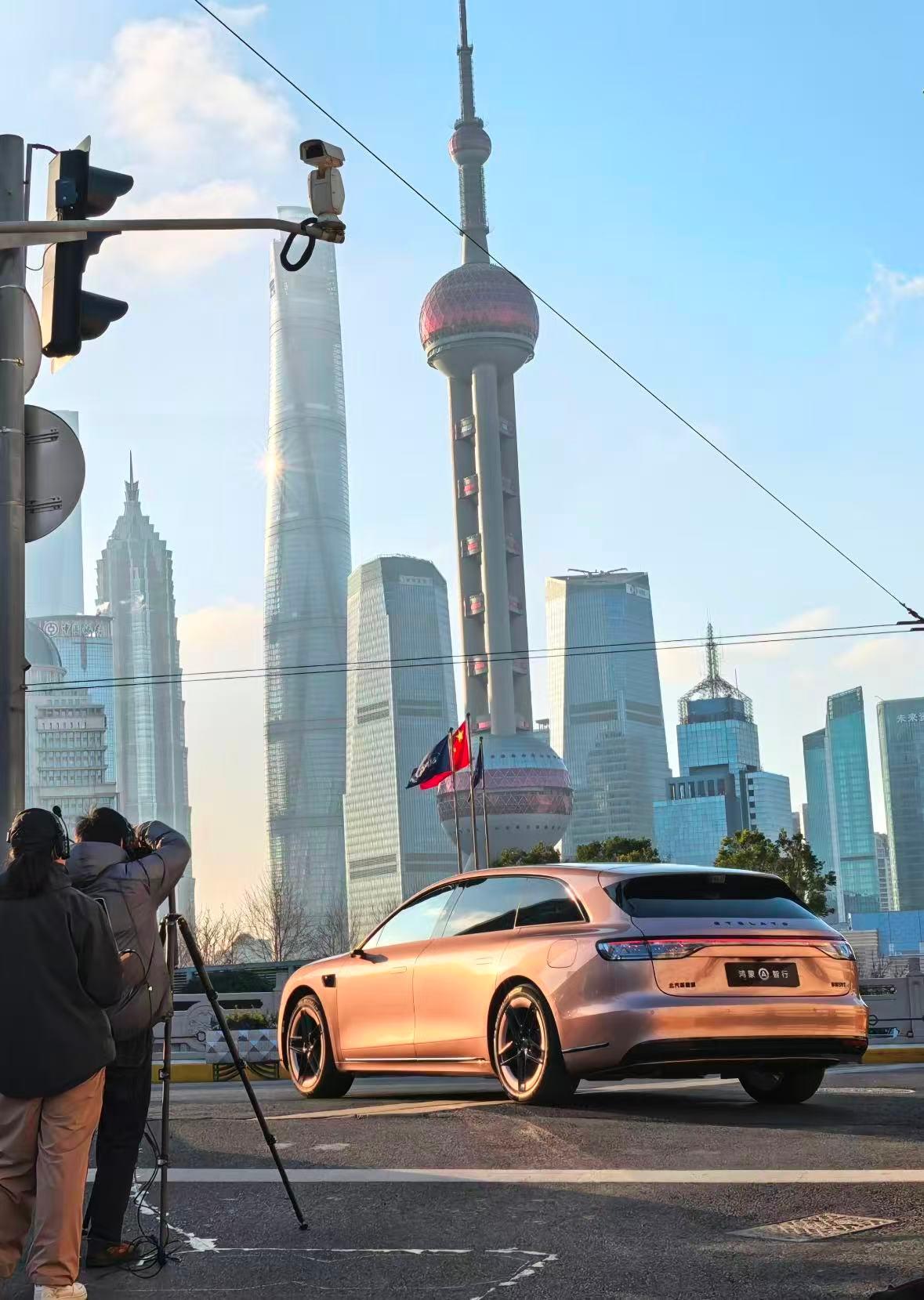 大家是不是觉得享界S9T是男性专车，整个黑武士大黑轮圈，酷酷的，其实有的女生也琢