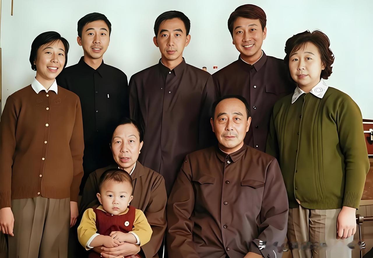 70年代冯巩与父亲、母亲及哥哥姐姐们的一张全家福。认得出哪一个是冯巩吗？牢记历史