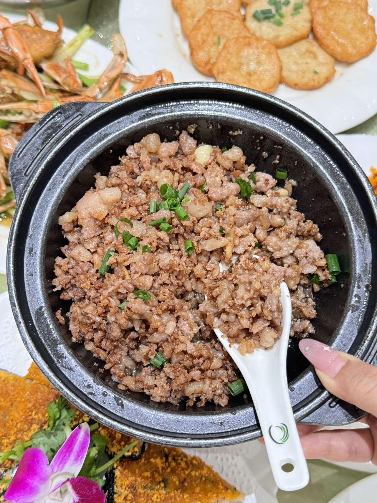 香浓的肉末炒饭，配上酥脆的炸物，美味十足！🍛🍟🍟