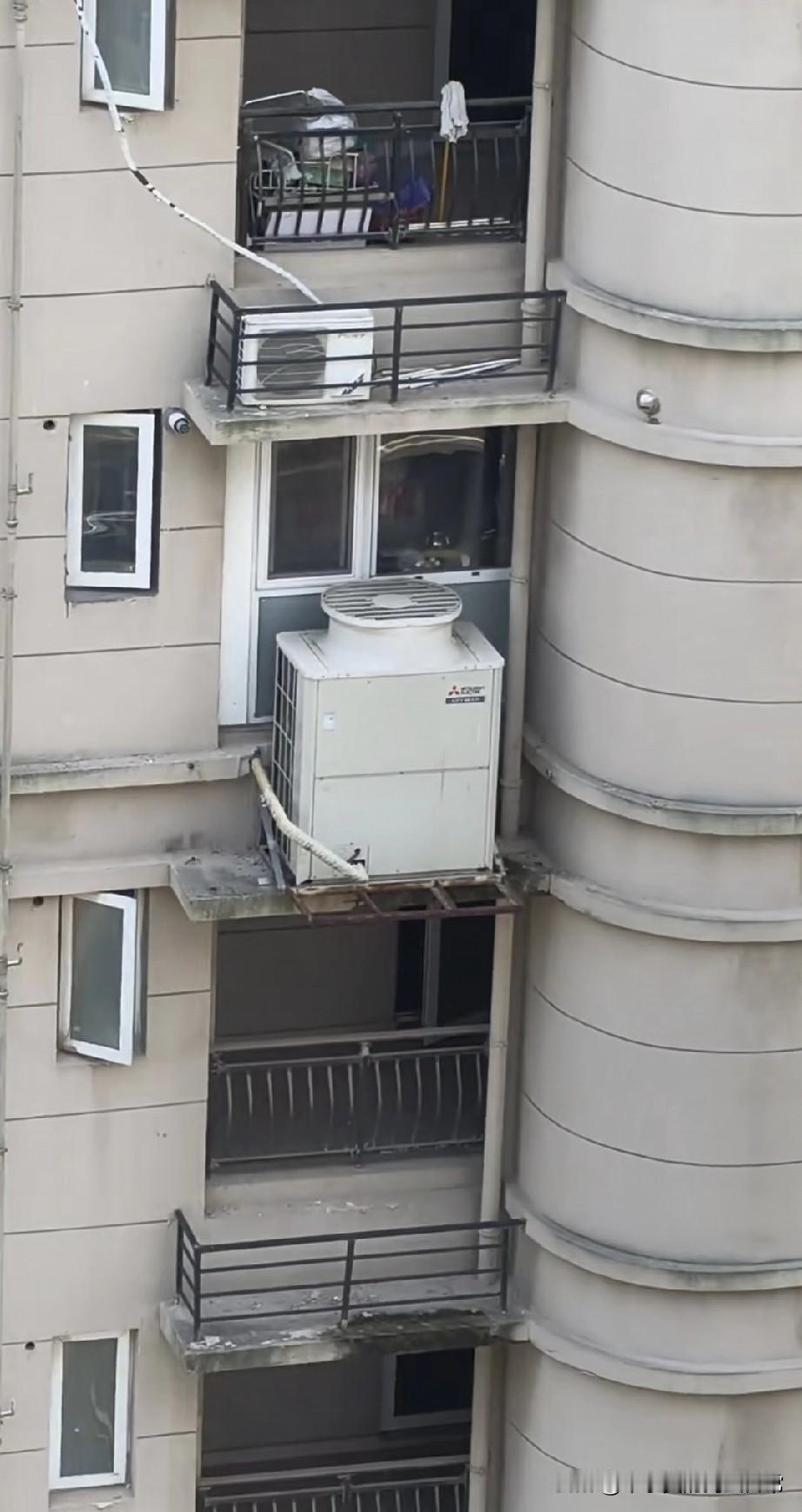 谁家住户装10匹空调，阳台外机比冰箱还大，物业不管吗!这栋楼直接看傻了——