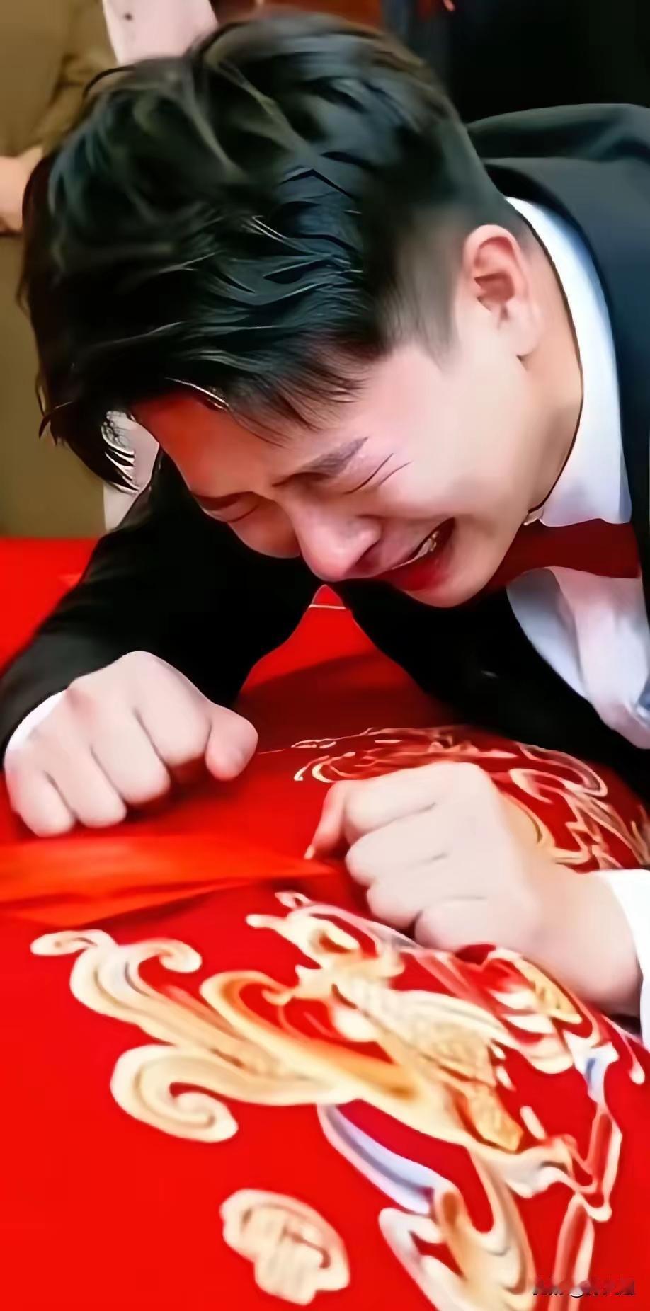 新郎结婚本该是高兴之日，却变成悲痛之日。新郎年纪不小了。终于等到结婚之日，亲朋