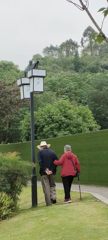 当你老了卧病在床，谁最真心？这组现实数据太扎心：1、远房亲戚的概率：0.3