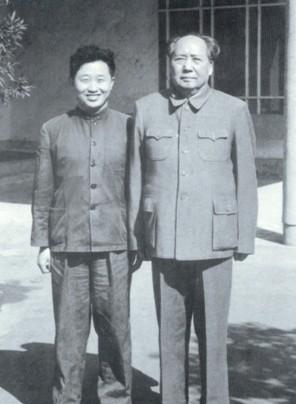 1976年9月9日，当一男子得知毛主席逝世后，当即便拿起了剪刀直接冲向了