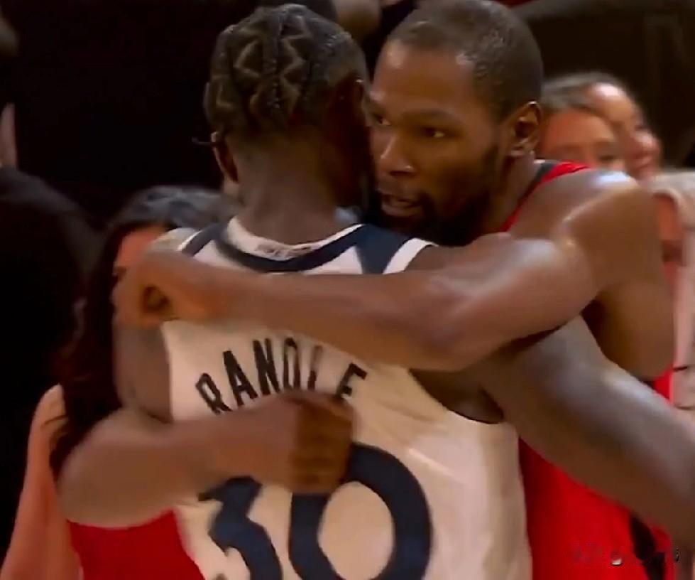 赢得尊重！兰德尔谈杜兰特：“今天KD投篮太准了。”“我们每个球都拼尽全力