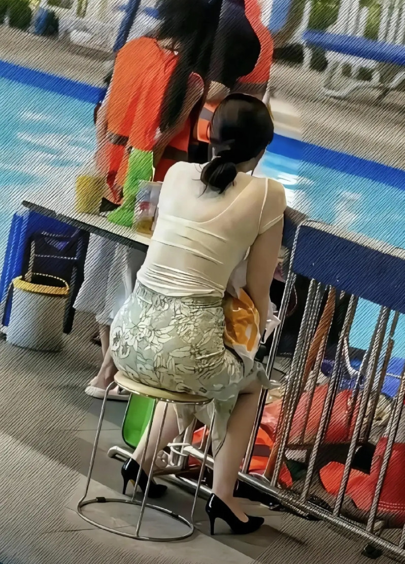 很久没有看过这种背影了！这样的女子一看就很温柔，很性感，特别喜欢。