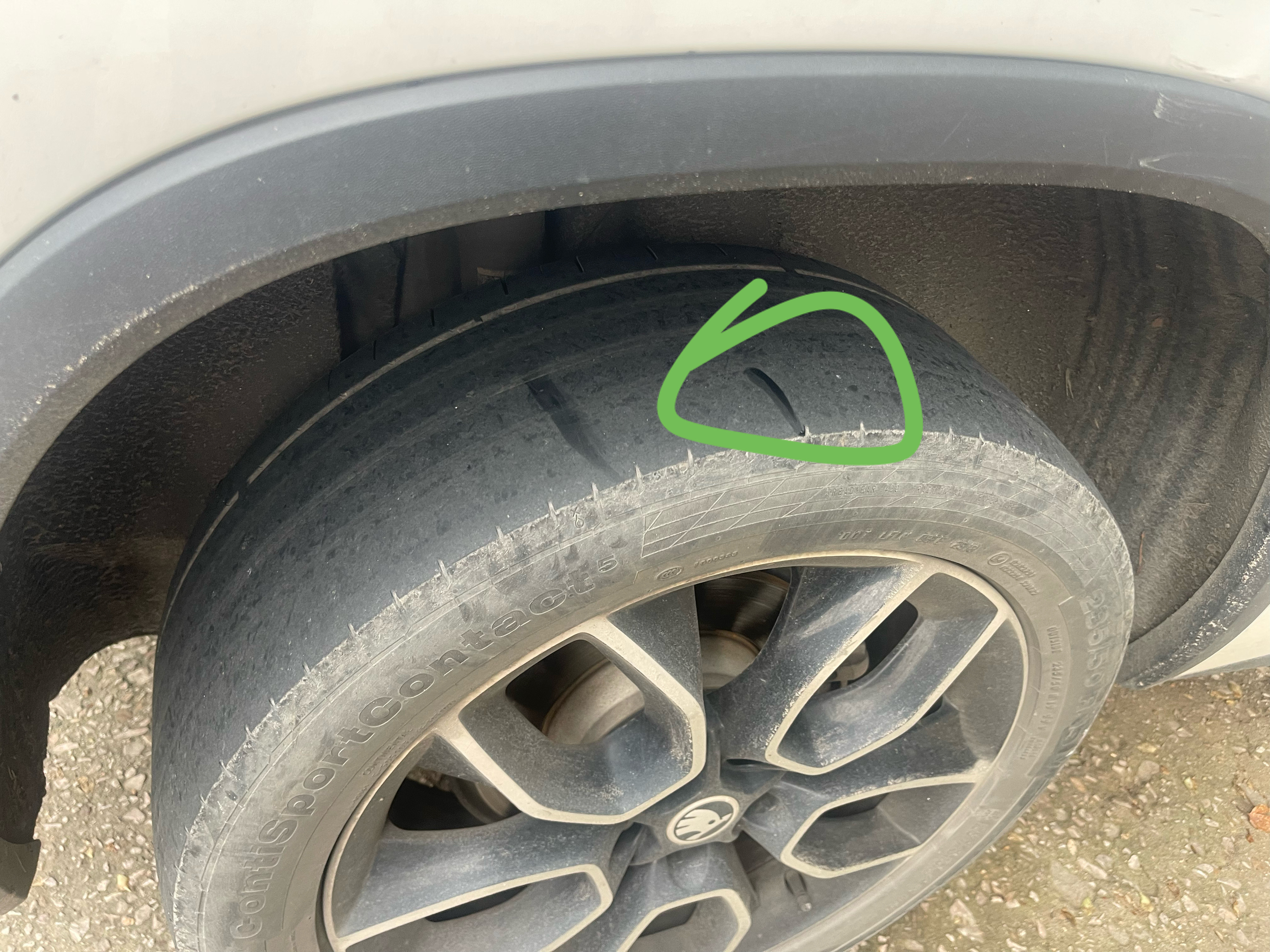 今天在吕哥的修理厂玩，遇到一个开斯科达的女司机，她说要补轮胎，我们一看轮胎都磨得