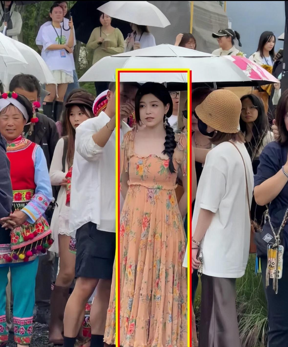 明星和普通人的差距这不就来了吗？陈妍希离婚后，好像回春了，更好看了，真的好白呀，