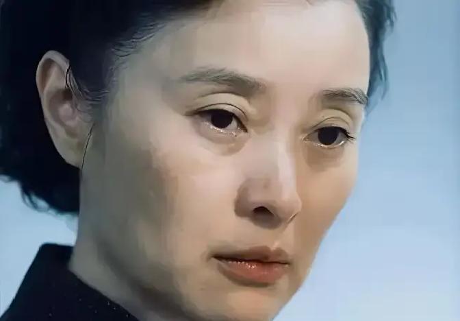 50岁不婚不育，她给爸妈养老爸妈住院三次，吴越把剧组盒饭带回家热着吃。医生