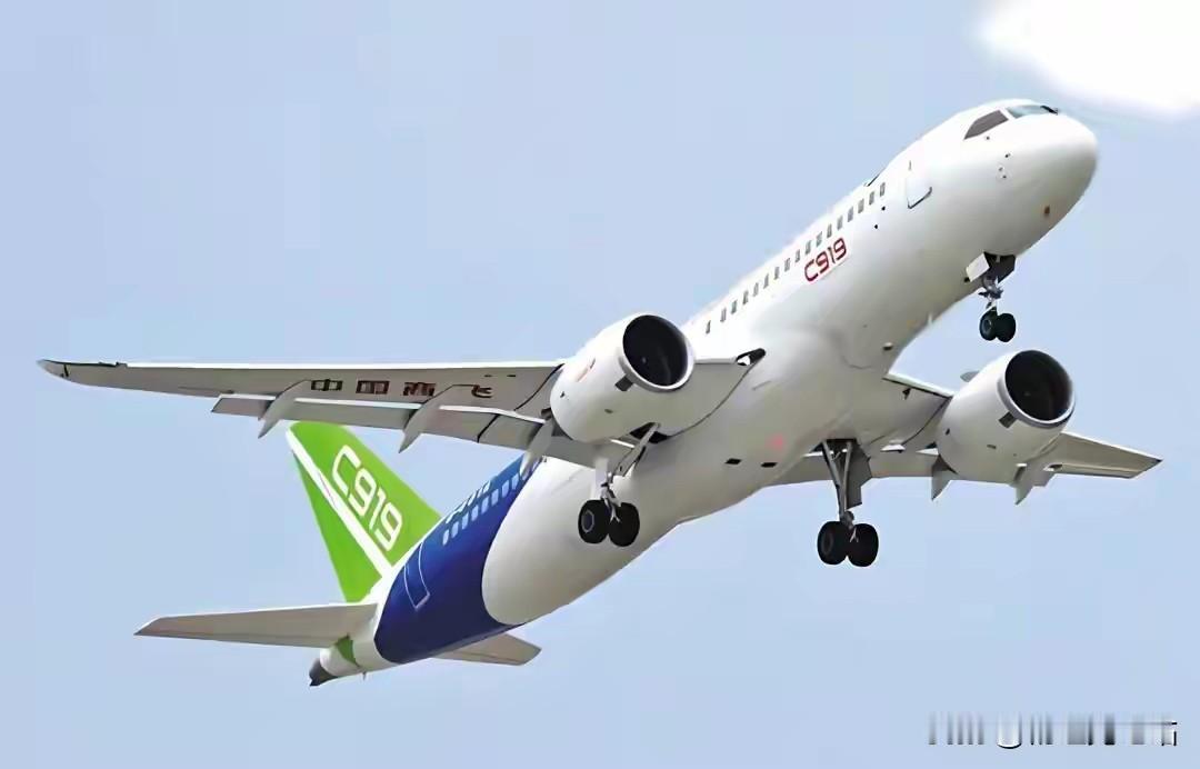 忍8年掀桌！C919硬刚欧美航空霸权，中国大飞机杀出重围被欧美卡脖子8年，