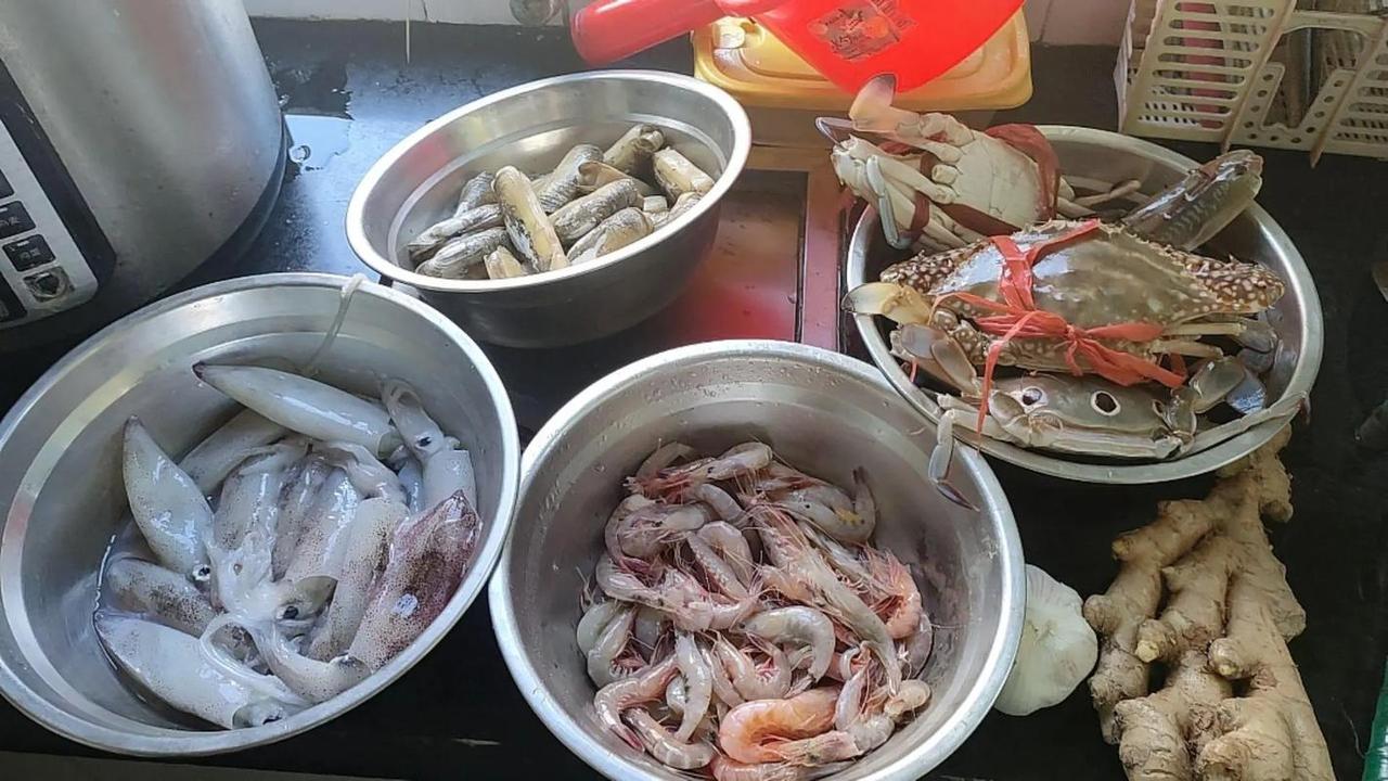 儿子要吃海鲜，婆婆买过来的，她专门去海鲜市场买的，花了100多。这样的婆婆你们喜