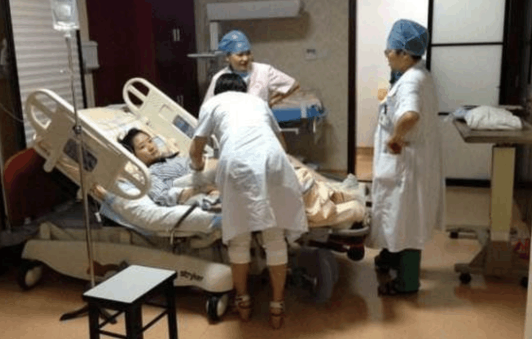 孕妇内检很是难受, 但是为了胎儿妈妈们都忍了