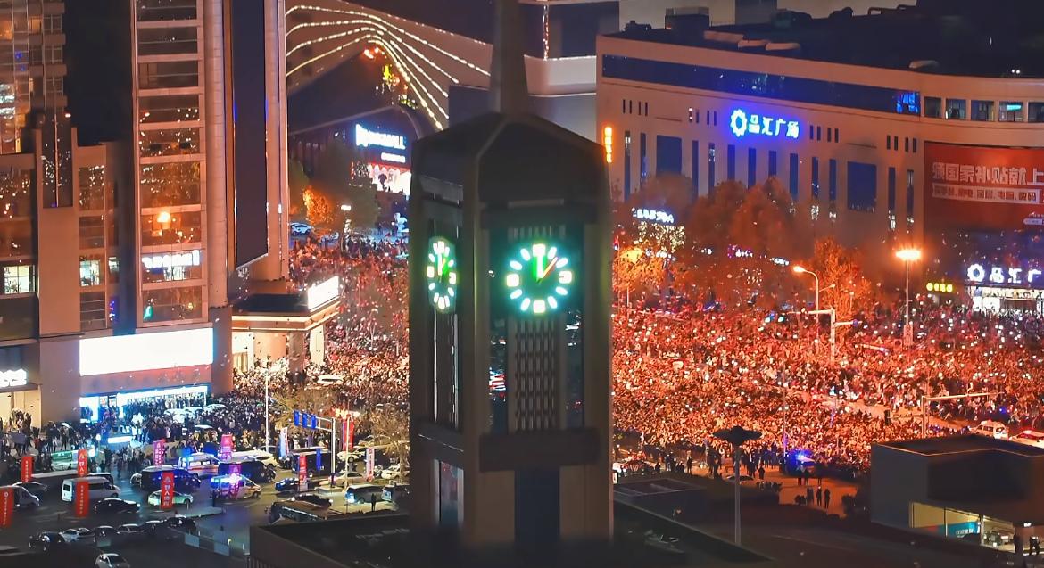 石家庄解放广场的跨年气球终究还是升空了！石家庄倔强的小伙伴们在凛冽的寒风里，瑟