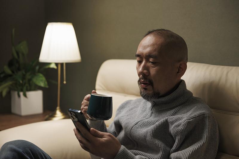 本不想写家里这点破事。但是这几天我一直如鲠在喉。我那大伯哥48岁，开始啃老了。